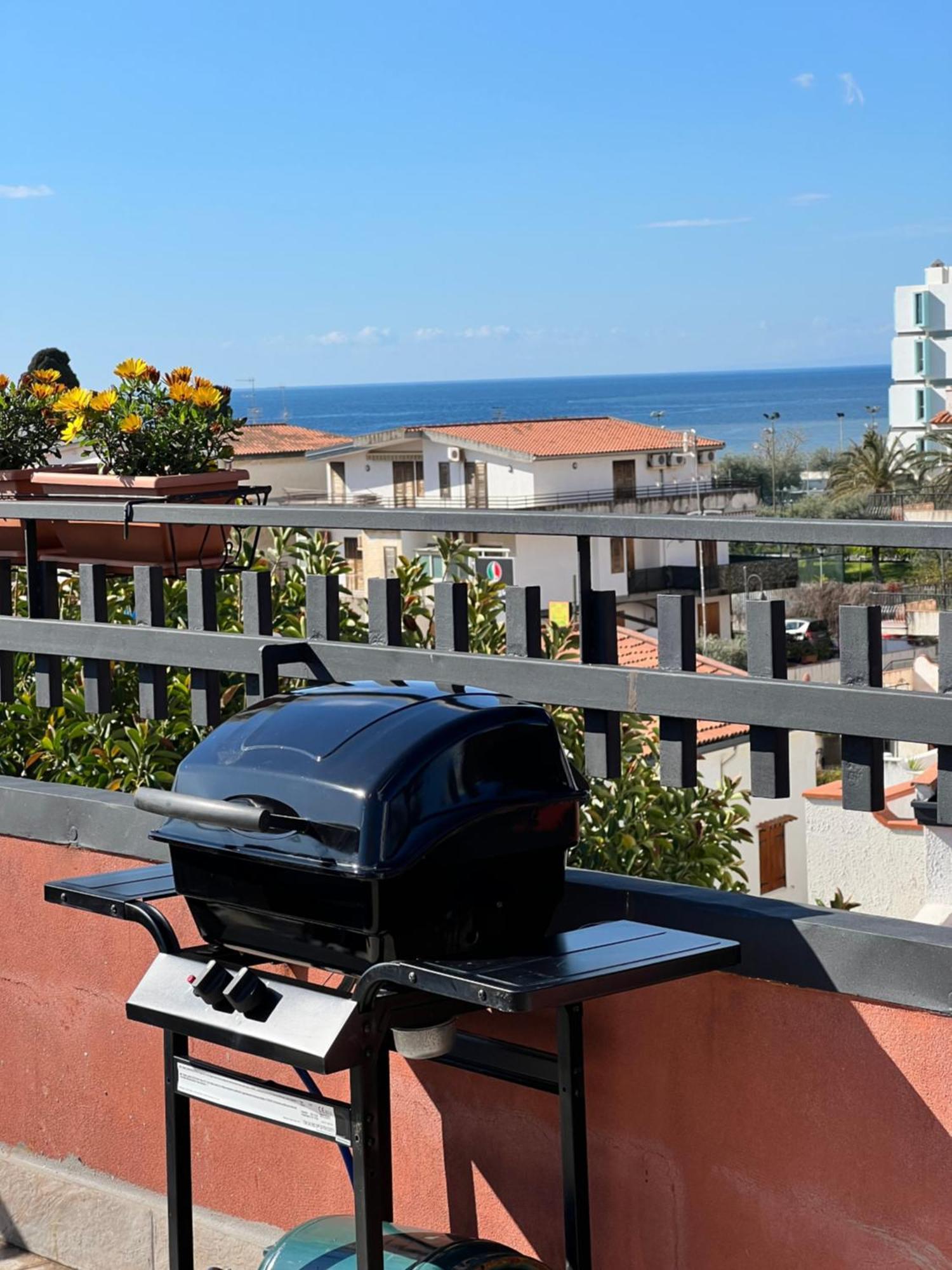 Sea View 2 Bedroom Vacation Apartment Giardini Naxos Dış mekan fotoğraf